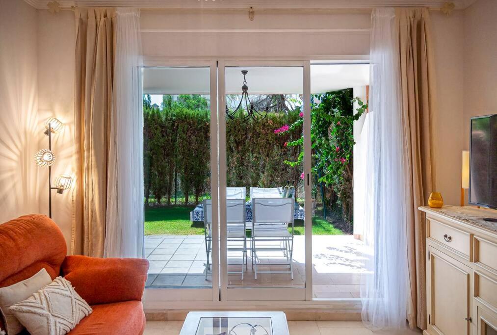 Apartment Beautiful 2br With Terrace, Garden & Pool *